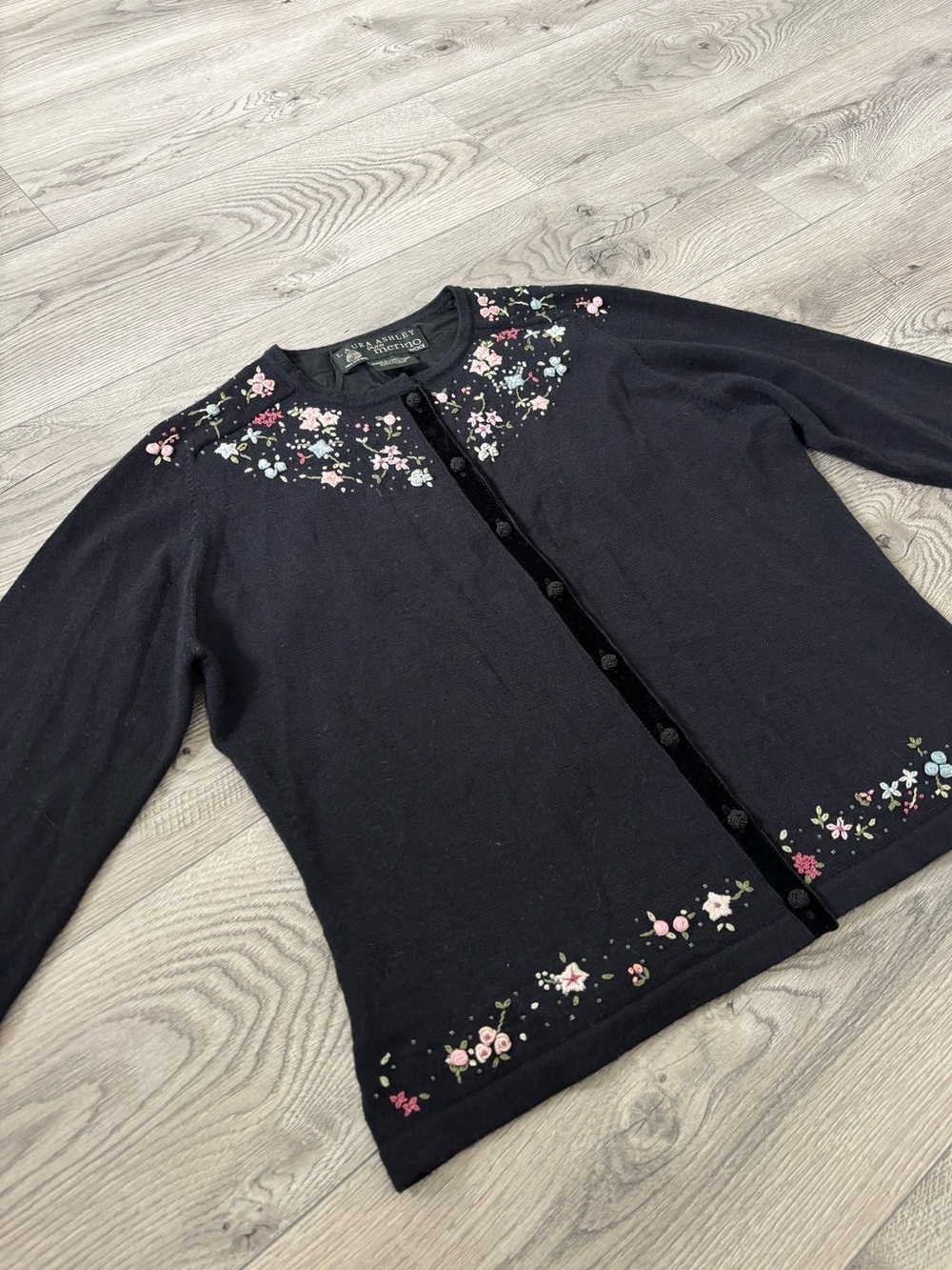 Vintage Laura Ashley 100% Merino Wool Embroidered Cardigan – Women’s XL